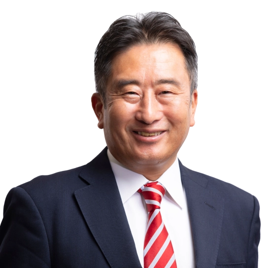 スーツ姿で笑顔を見せる田中真一